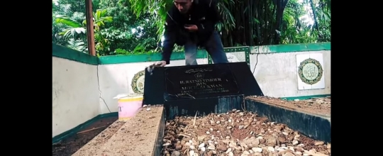 Potret Makam Artis Lawas Ratno Timoer 'Si Buta dari Gua Hantu', Kondisinya Miris