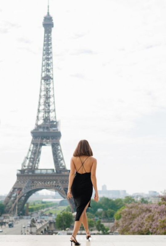 Libur ke Paris, Potret Gisella Anastasia Pakai Gaun Hitam di Eiffel Ini Jadi Sorotan