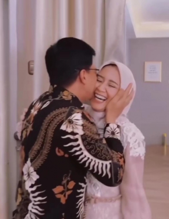 Sweet Abis, Ini 7 Potret Kejutan Ultah Sahrul Gunawan yang Ke-47 dari Dine Mutiara