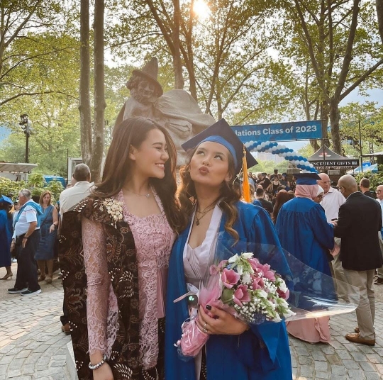 Potret Wisuda Zahwa Massaid Lulus dari Kampus di New York, Penampilan Curi Perhatian