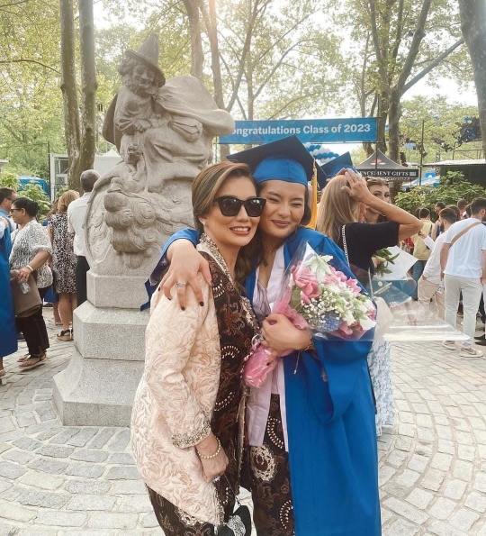 Potret Wisuda Zahwa Massaid Lulus dari Kampus di New York, Penampilan Curi Perhatian