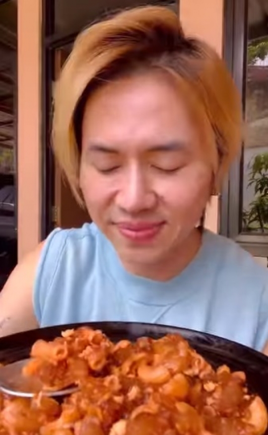 Resep Seblaknya Sempat Viral, Intip Potret Terbaru Rafael Smash Jadi Food Vlogger