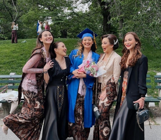 7 Potret Cantik & Anggun Aaliyah Massaid Berkebaya Hadiri Wisuda Zahwa di New York