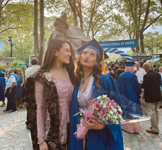 7 Potret Cantik & Anggun Aaliyah Massaid Berkebaya Hadiri Wisuda Zahwa di New York