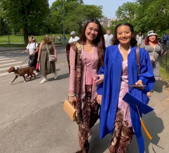 7 Potret Cantik & Anggun Aaliyah Massaid Berkebaya Hadiri Wisuda Zahwa di New York