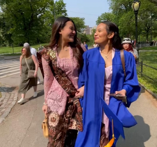 7 Potret Cantik & Anggun Aaliyah Massaid Berkebaya Hadiri Wisuda Zahwa di New York