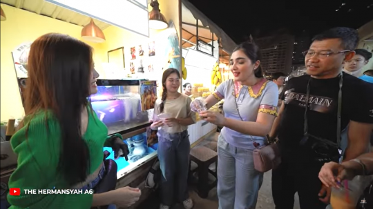 7 Momen Keseruan Keluarga Anang Ashanty Wisata Kuliner di Thailand, Makan Cumi Mentah