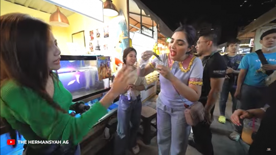 7 Momen Keseruan Keluarga Anang Ashanty Wisata Kuliner di Thailand, Makan Cumi Mentah