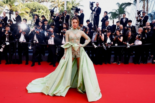 Pesona Kate Beckinsale dengan Gaun Transparan Berhias Berlian di Festival Film Cannes