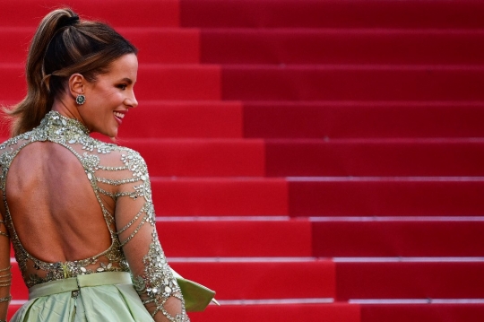 Pesona Kate Beckinsale dengan Gaun Transparan Berhias Berlian di Festival Film Cannes