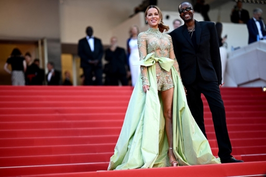 Pesona Kate Beckinsale dengan Gaun Transparan Berhias Berlian di Festival Film Cannes