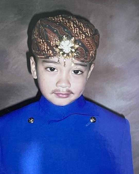 7 Foto Lawas Masa Kecil Abidzar Al Ghifari, Ganteng dan Lengket Banget sama Alm Uje