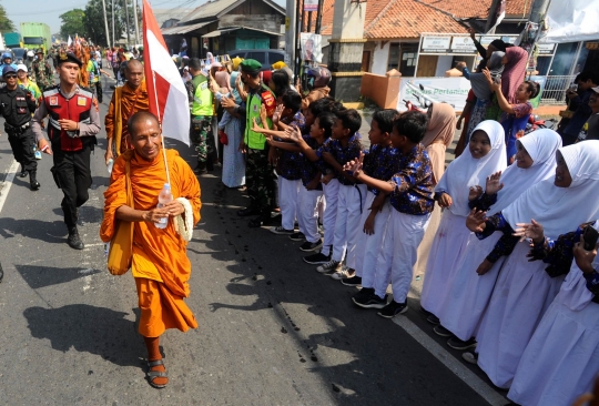 Warga Pekalongan Sambut Perjalanan 32 Biksu Lintas Negara