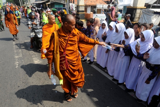 Warga Pekalongan Sambut Perjalanan 32 Biksu Lintas Negara