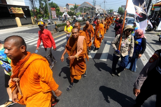 Warga Pekalongan Sambut Perjalanan 32 Biksu Lintas Negara