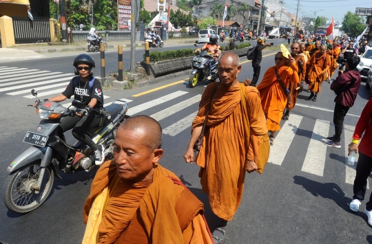 Warga Pekalongan Sambut Perjalanan 32 Biksu Lintas Negara