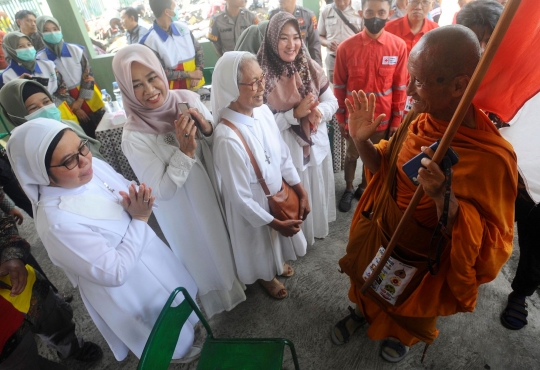 Warga Pekalongan Sambut Perjalanan 32 Biksu Lintas Negara