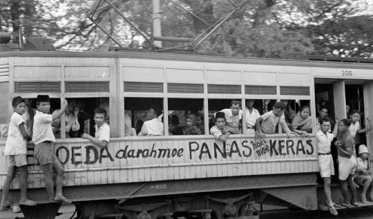 Potret Lawas Penumpang Trem Listrik Jakarta di Tahun 1945, Banyak Coretan Kemerdekaan