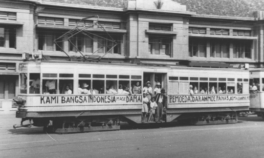 Potret Lawas Penumpang Trem Listrik Jakarta di Tahun 1945, Banyak Coretan Kemerdekaan