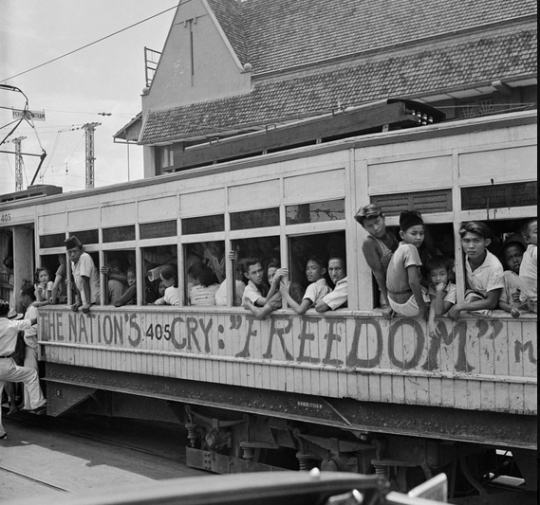 Potret Lawas Penumpang Trem Listrik Jakarta di Tahun 1945, Banyak Coretan Kemerdekaan