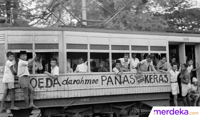 Melansir dari unggahan di akun Twitter @potretlawas, membagikan foto-foto trem listrik di Jakarta sekitar tahun 45-an saat Indonesia masih belum merdeka sepenuhnya.