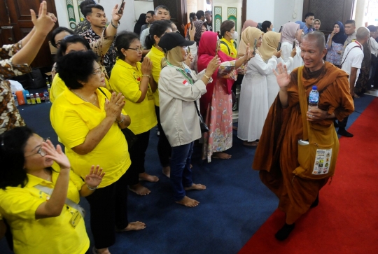 Wujud Toleransi Umat Beragama, Para Biksu Menginap di Kanzus Sholawat Habib Lutfi