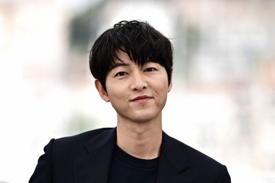 Gaya Song Joong-Ki Curi Perhatian di Festival Film Cannes