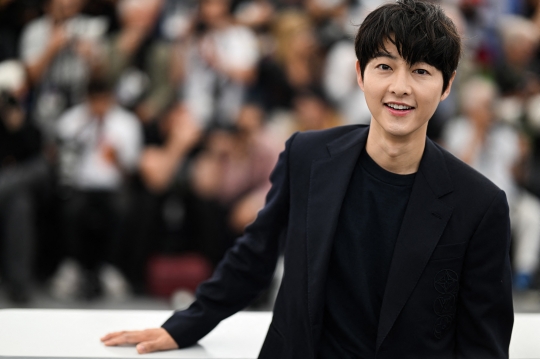 Gaya Song Joong-Ki Curi Perhatian di Festival Film Cannes