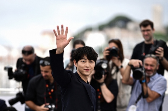 Gaya Song Joong-Ki Curi Perhatian di Festival Film Cannes