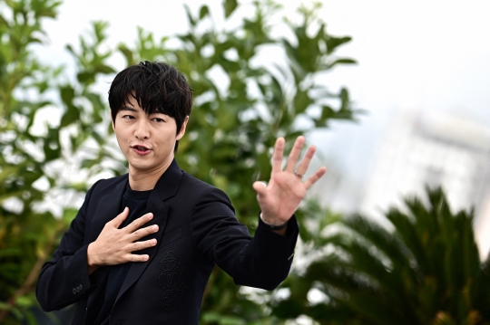 Gaya Song Joong-Ki Curi Perhatian di Festival Film Cannes