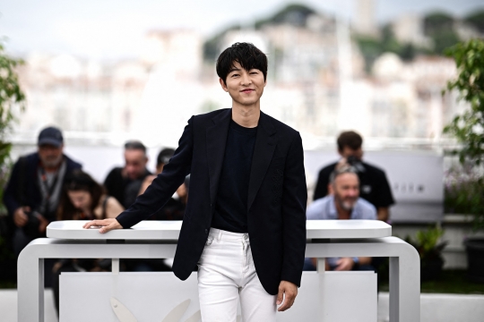 Gaya Song Joong-Ki Curi Perhatian di Festival Film Cannes