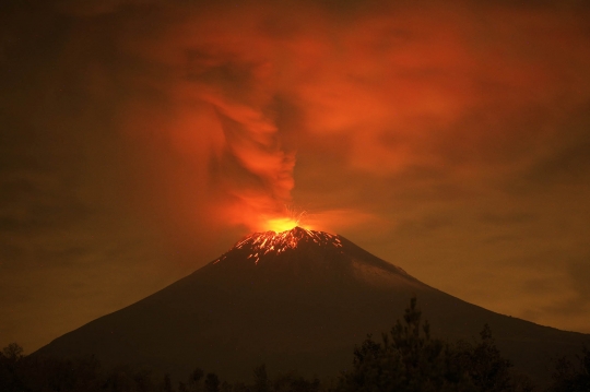 Penampakan Erupsi Gunung Popocatepetl di Meksiko yang Bikin Jutaan Orang Panik