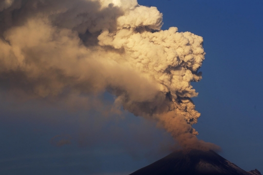 Penampakan Erupsi Gunung Popocatepetl di Meksiko yang Bikin Jutaan Orang Panik