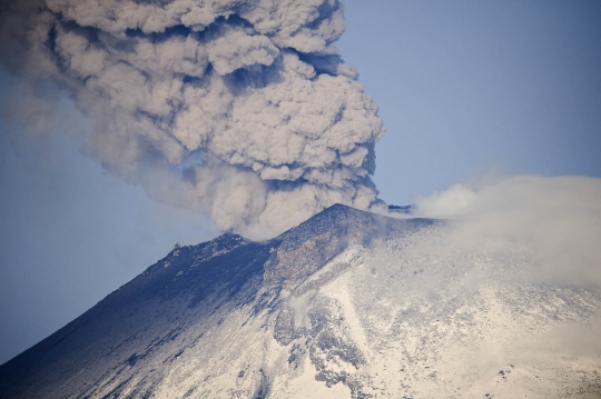 Penampakan Erupsi Gunung Popocatepetl di Meksiko yang Bikin Jutaan Orang Panik