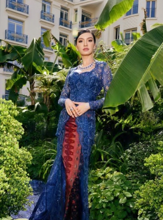 Sempat Viral karena Tampil di Cannes, Intip Potret Raline Shah Kenakan Busana Biru