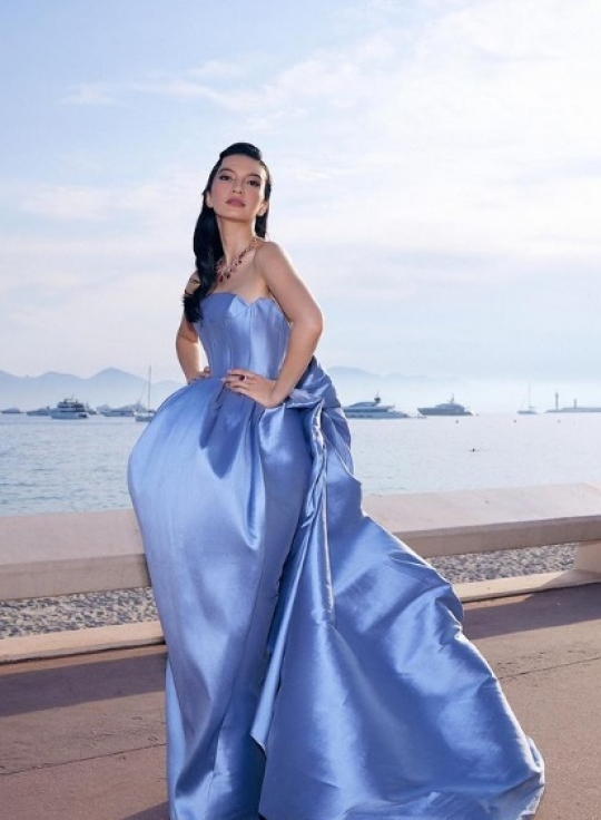 Sempat Viral karena Tampil di Cannes, Intip Potret Raline Shah Kenakan Busana Biru