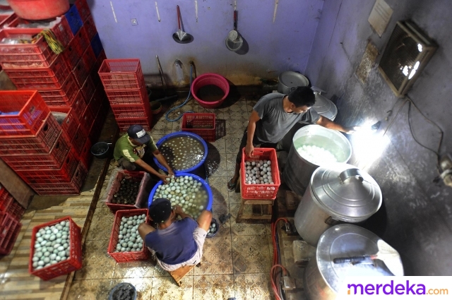 Pekerja mengolah telur bebek menjadi telur asin di salah satu produsen telur asin Ridho Jaya di Brebes, Jawa Tengah, Jumat (26/5/2023).