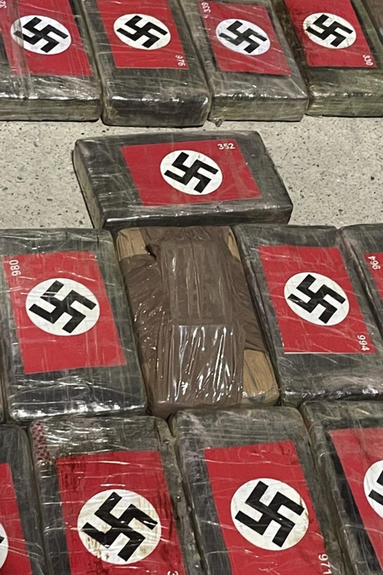Tak hanya lambang swastika, paket kokain itu juga dihiasi nama pemimpin Jerman di masa Perang Dunia II Adolf Hitler.