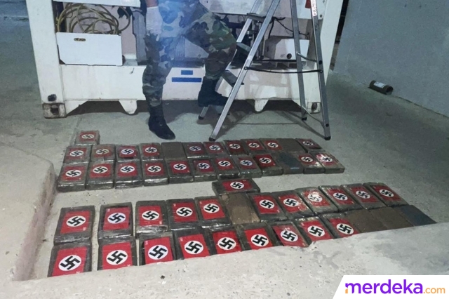 Polisi Nasional Peru berhasil membongkar penyelundupan kokain di pelabuhan utara Paita, Peru, Kamis (25/5/2023). Kokain tersebut disembunyikan dalam bungkusan seukuran batu bata yang dihiasi lambang Nazi.