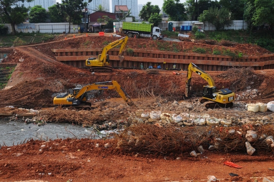 Sejatinya proyek sodetan Sungai Ciliwung-Kanal Banjir Timur ini ditargetkan rampung pada April 2023. 