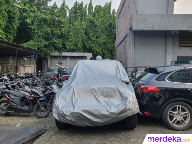 Rubicon Mario Dandy ditutup sarung penutup mobil.