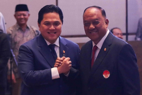 Ketua KONI Pusat Marciano Norman (kanan) berjabat tangan dengan Ketua Umum PSSI Erick Thohir saat pengukuhan dan pelantikan pengurus PSSI masa bakti 2023-2027 di Jakarta, Jumat (26/5/2023).