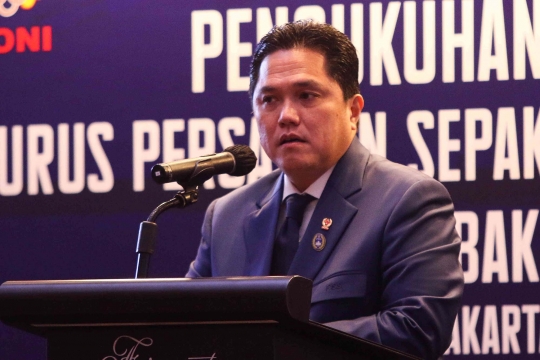 Ketua Umum PSSI Erick Thohir menyampaikan sambutan saat pengukuhan dan pelantikan pengurus PSSI masa bakti 2023-2027 di Jakarta, Jumat (26/5/2023).
