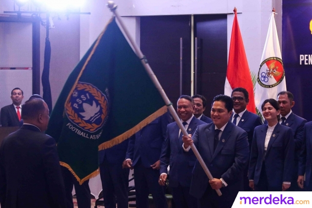 Ketua Umum Persatuan Sepakbola Seluruh Indonesia (PSSI) Erick Thohir membawa bendera selama pengukuhan dan pelantikan pengurus PSSI masa bakti 2023-2027 di Jakarta, Jumat (26/5/2023). Sebanyak 17 orang anggota PSSI masa bakti 2023-2027 resmi dilantik Komite Olahraga Nasional Indonesia (KONI).