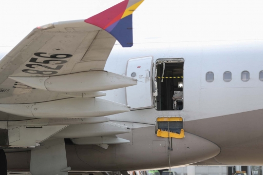 Momen Horor Pintu Pesawat Asiana Airline Dibuka Penumpang Saat Terbang