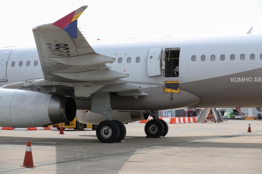 Momen Horor Pintu Pesawat Asiana Airline Dibuka Penumpang Saat Terbang