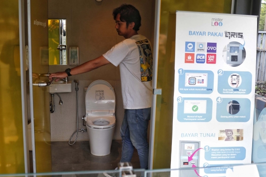Menjajal Toilet Transparan ala Jepang di Jalan Sudirman