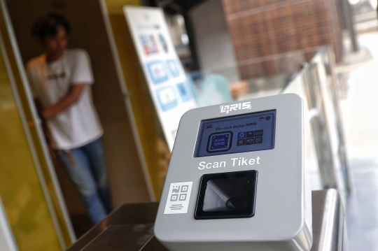 Menjajal Toilet Transparan ala Jepang di Jalan Sudirman