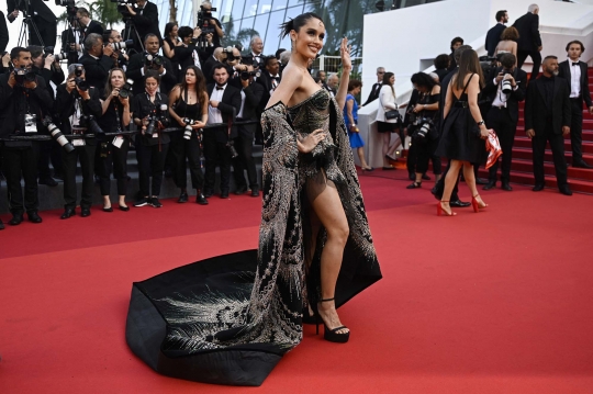 Momen Cinta Laura Bergaya Bak Ratu Laut Selatan di Cannes, Anggun dan Memukau