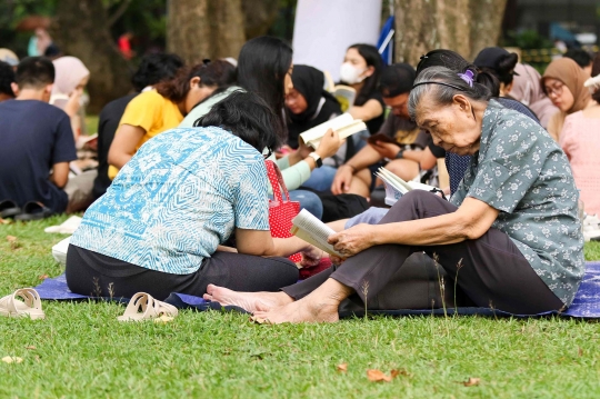 Serunya Baca Buku Bareng Komunitas Kumpulbaca di Lapangan Banteng